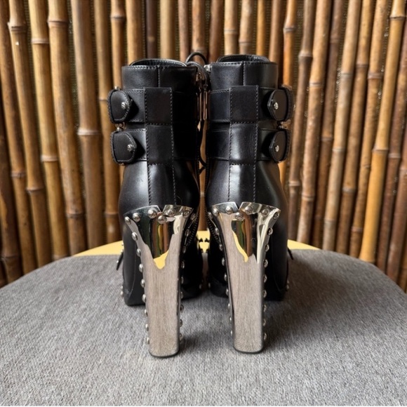 ALEXANDER MQUEEN studded ankle boots - Picture 4 of 10